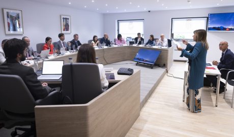 La ministra Conxita Marsol compareixent davant dels cònsols de les set parròquies