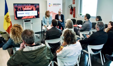 Al fons, els ministres Conxita Marsol i Ladislau Baró