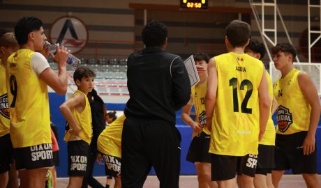 Els jugadors rebent instruccions durant el partit