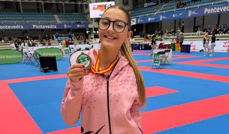 La jove karateka andorrana amb la seva medalla a Pontevedra