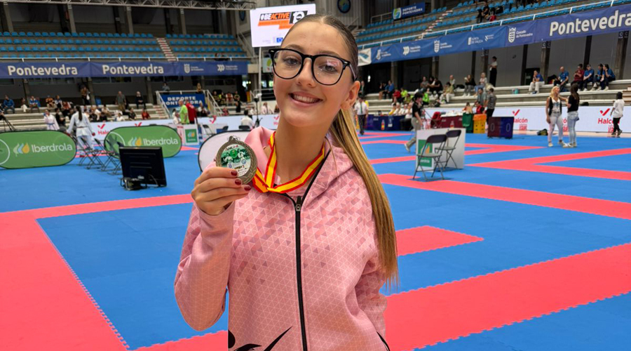 La jove karateka andorrana amb la seva medalla a Pontevedra (FandKarate)