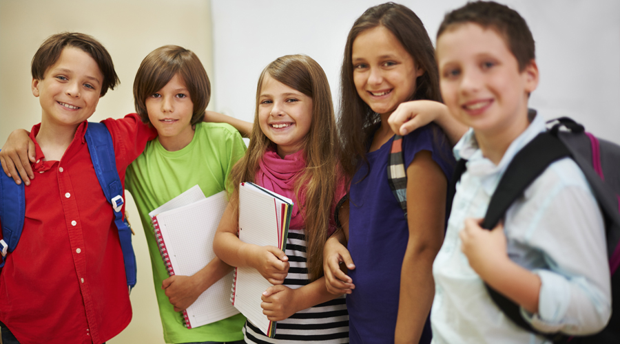 Molts amics es retrobaran a l'escola (Imagen de gpointstudio en Freepik)