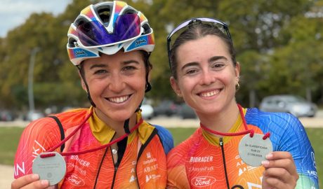 Les ciclistes de l'Andona Racing exhibint les seves medalles