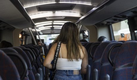 Una noia en un autobús