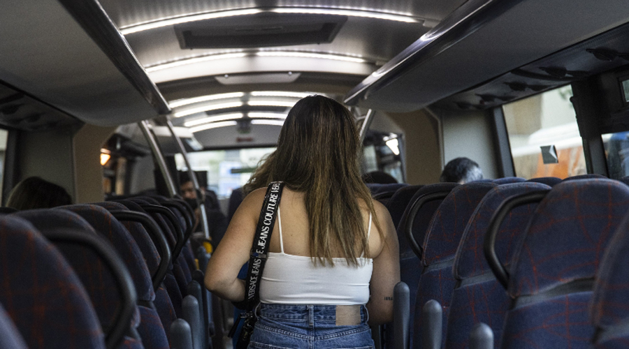 Una noia en un autobús (Govern.cat)