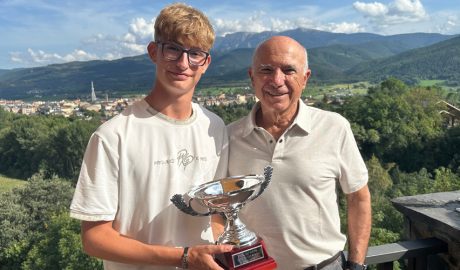 El jove Biel Puigdemasa amb el seu trofeu