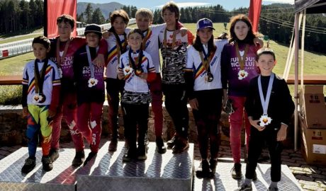 Els joves bikers dalt del podi amb les seves medalles