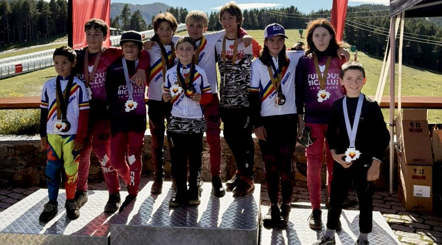 Els joves bikers dalt del podi amb les seves medalles (FAC)
