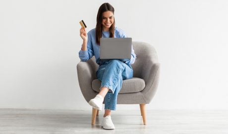 Situació simulada d'una dona comprant mobles per Internet