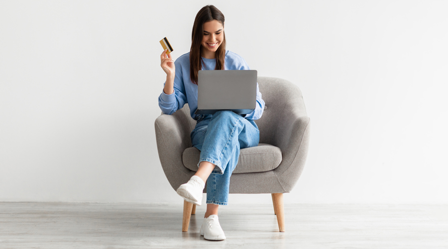 Situació simulada d'una dona comprant mobles per Internet