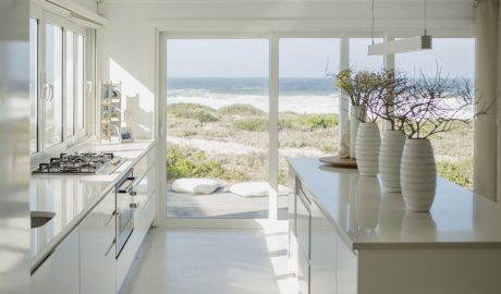 La cuina d'una casa en una zona costanera
