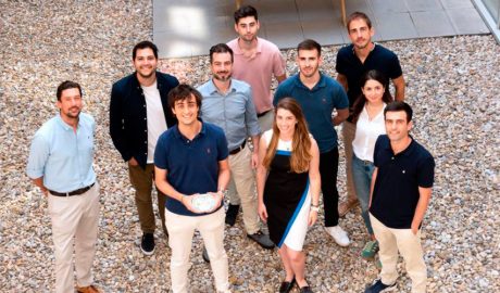 L'equip d'Energiot, amb un dels dispositius IoT que dissenya la companyia