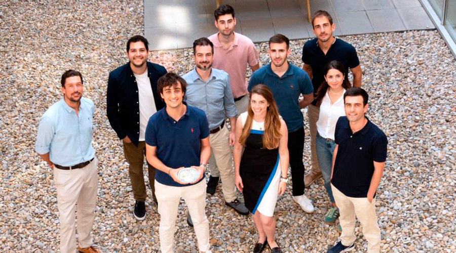 L'equip d'Energiot, amb un dels dispositius IoT que dissenya la companyia