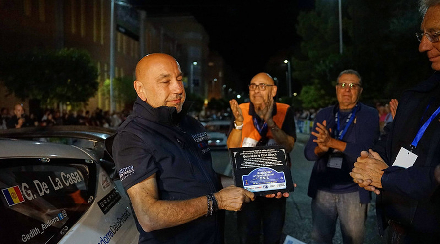 Gerard de la Casa rebent el reconeixement de l'organització (FotoEsport)