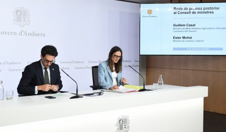 Els ministres, Guillem Casal i Ester Molné, en compareixença davant els mitjans de comunicació
