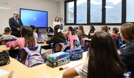 A l'esquerra, el ministre Ladislau Baró, en una classe, en l'inici del nou curs escolar