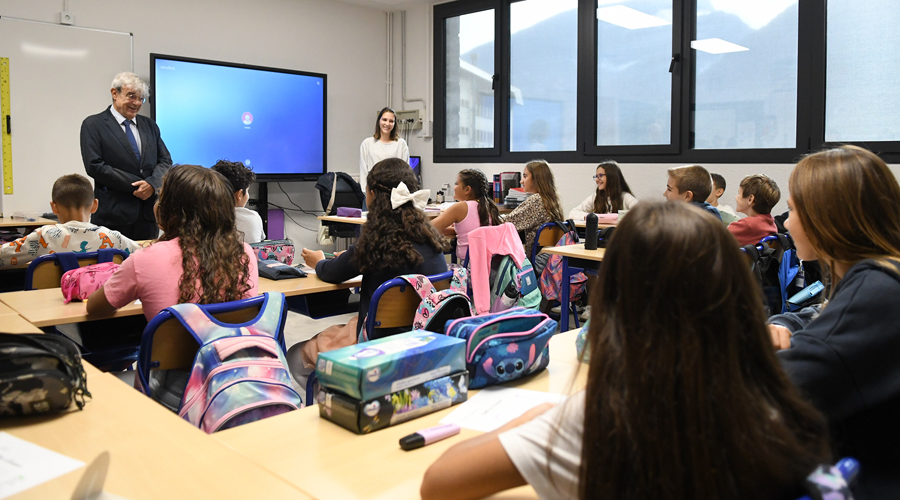 A l'esquerra, el ministre Ladislau Baró, en una classe, en l'inici del nou curs escolar (SFGA)