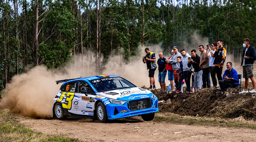 Joan Vinyes i Jordi Mercader a l'interior del Hyundai i20-Rallycar (Photo by Bruno Penas / FotoEsport)