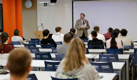 El rector, Juli Minoves, donant la benvinguda als alumnes