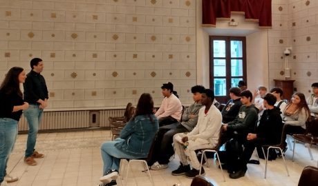 Els alumnes escoltant l'alcalde i la regidora