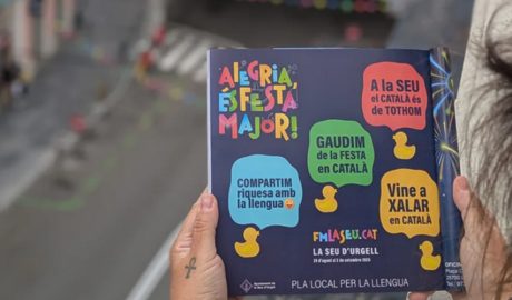 Un exemplar del llibret de la Festa Major, amb l'escenari de la plaça de Catalunya al fons