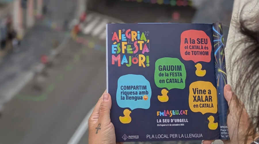 Un exemplar del llibret de la Festa Major, amb l'escenari de la plaça de Catalunya al fons (Foto: CUP La Seu)