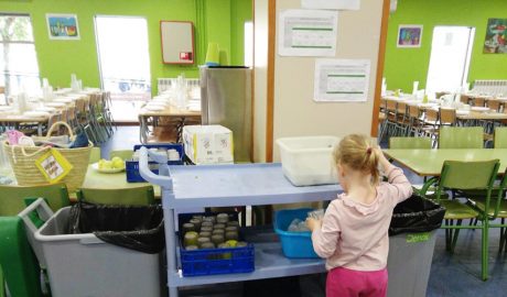 Una nena petita en un menjador escolar