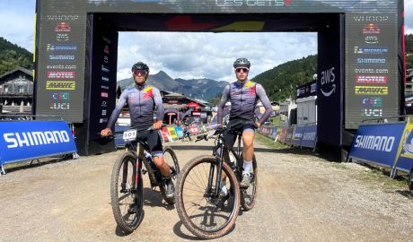 Els dos bikers andorrans en la seva participació a França