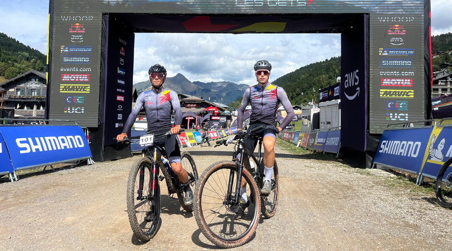 Els dos bikers andorrans en la seva participació a França (FAC)