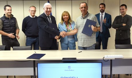 Patronal i sindicats amb la ministra Marsol al centre de la imatge