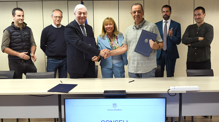 Patronal i sindicats amb la ministra Marsol al centre de la imatge (SFGA)