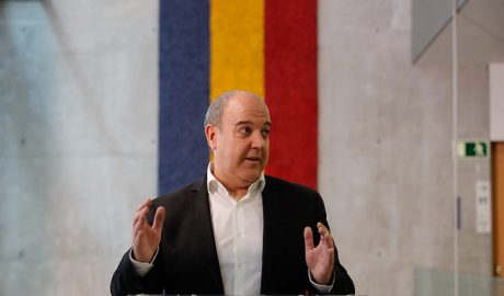 L'artista, Pere Moles, amb la seva obra en forma de bandera andorrana just al seu darrera