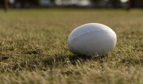 Una pilota en un camp de rugbi