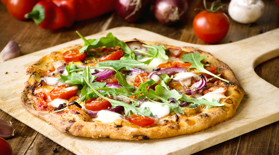 Una pizza acabada de sortir del forn