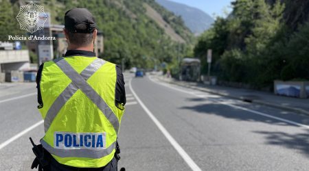 Un agent de la Policia en les seves tasques de control