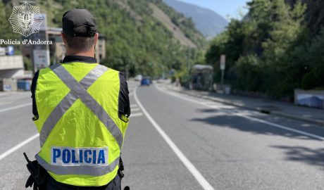 Un agent de la Policia en les seves tasques de control