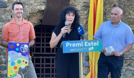 La directora de Ràdio Seu, Marta Pujantell, acompanyada dels seus companys Ignasi Cervera i Pep Graell (que sosté el Premi Estel)