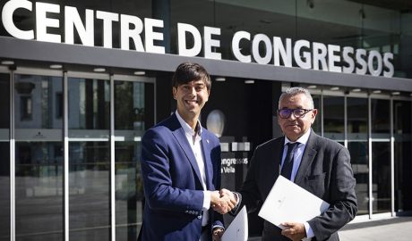 Sergi González i Albert Moles segellant l'acord
