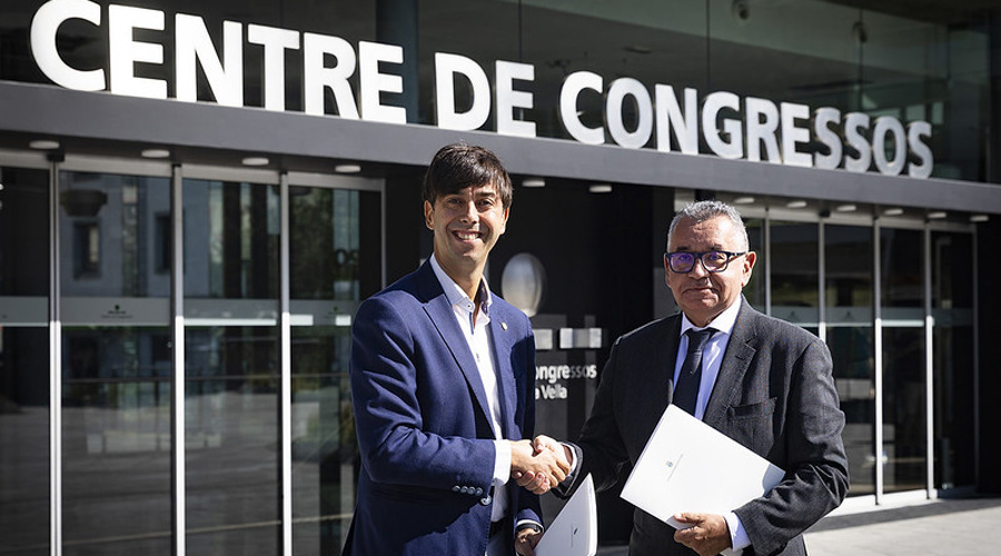 Sergi González i Albert Moles segellant l'acord (FEDA)