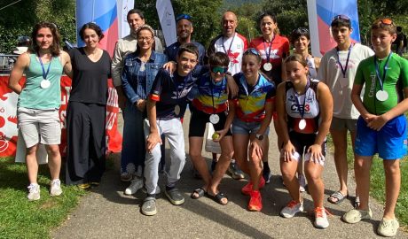 A la imatge, els guanyadors de la triatló