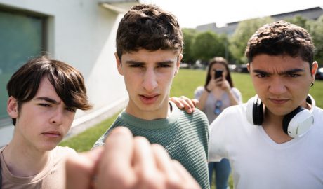Simulació d'uns nois amb actitud violenta mentre són gravats