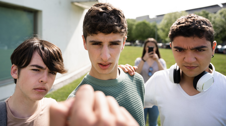 Simulació d'uns nois amb actitud violenta mentre són gravats (Getty Images)