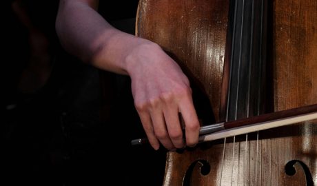 Un jove músic tocant el seu violoncel