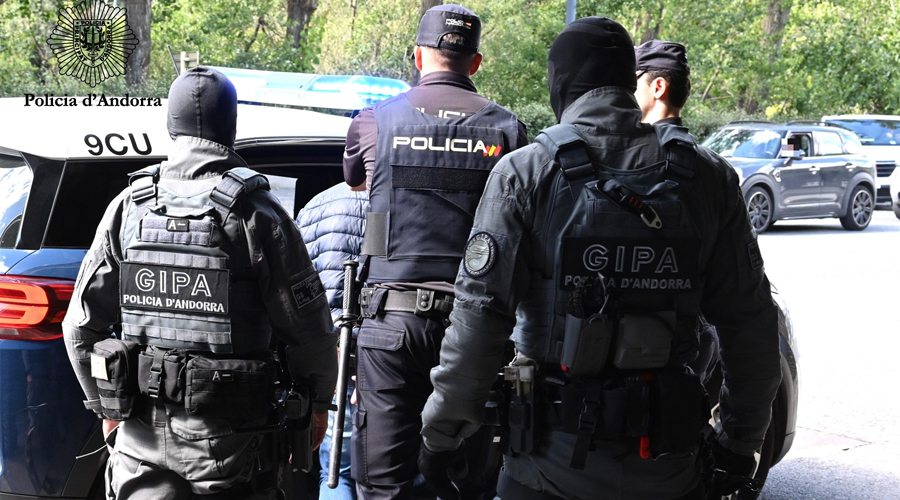 L'home d'origen xilè sent introduït en un vehicle policial pels agents (Policia d'Andorra)