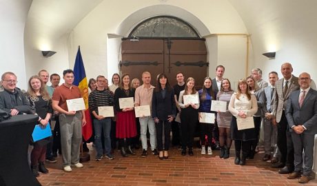 La ministra, Mònica Bonell, a l'acte d'entrega dels diplomes de català dels usuaris del Centre Carlemany de Praga