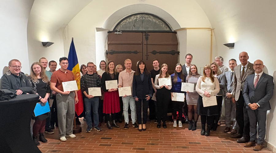 La ministra, Mònica Bonell, a l'acte d'entrega dels diplomes de català dels usuaris del Centre Carlemany de Praga (SFGA)