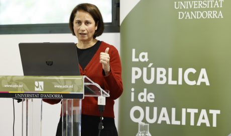 Celia Guitián defensant la tesi doctoral