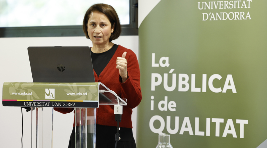 Celia Guitián defensant la tesi doctoral (UdA / LC)