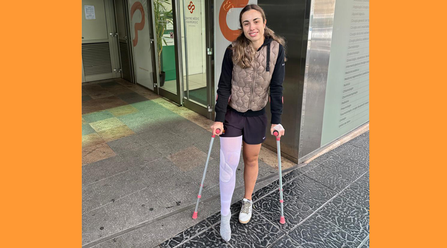 Clàudia Garcia, després de l'operació al genoll (FAE)