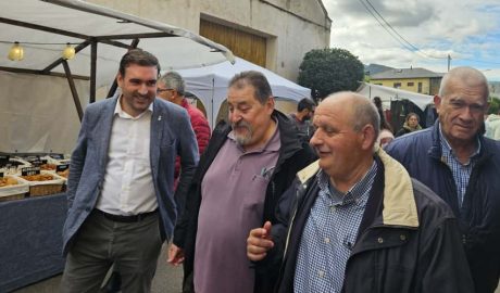 Les autoritats visitant els estands de la fira